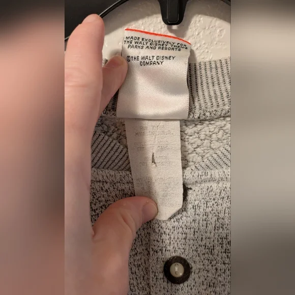 Vintage Walt Disney World Men's Gray Sweater with Embroidered Detail - Picture 6 of 6